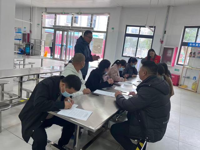 外国语学校举行“家长陪餐月”活动mg不朽情缘游戏试玩郑州市扶轮(图1) 外国语学校举行“家长陪餐月”活动mg不朽情缘游戏试玩郑州市扶轮(图1)